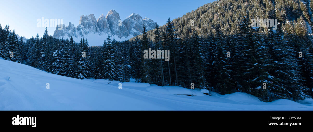 Paesaggio invernale, le Odle Gruppo, Val di Funes, Dolomiti italiane montagne, Trentino Alto Adige e Sud Tirolo (Alto Adige), Italia Foto Stock