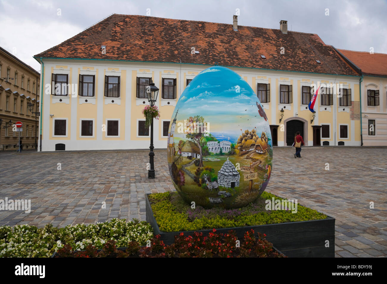 Gigantesco uovo di Pasqua dal cuore dal croato artisti naif di fronte Banski Dvori, divieto del Palazzo, Piazza San Marco, Markova t Foto Stock