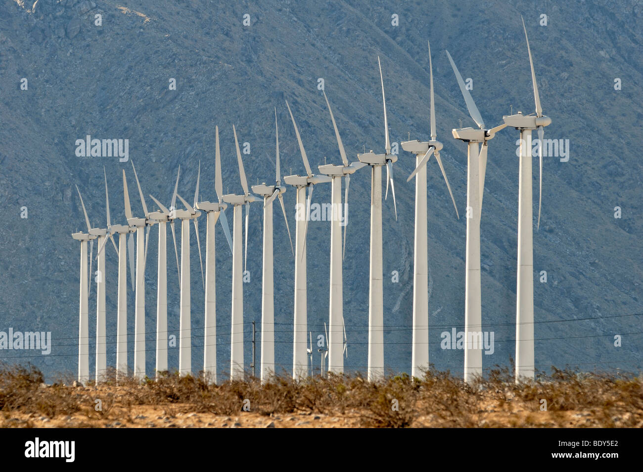 Le turbine eoliche di fronte pendii ombreggiati, Coachella Valley, Palm Springs, California, Stati Uniti d'America Foto Stock