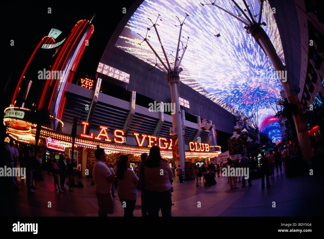 Gli spettatori a guardare una dimostrazione di Fremont Street Experience in Downtown Las Vegas, Nevada, STATI UNITI D'AMERICA Foto Stock