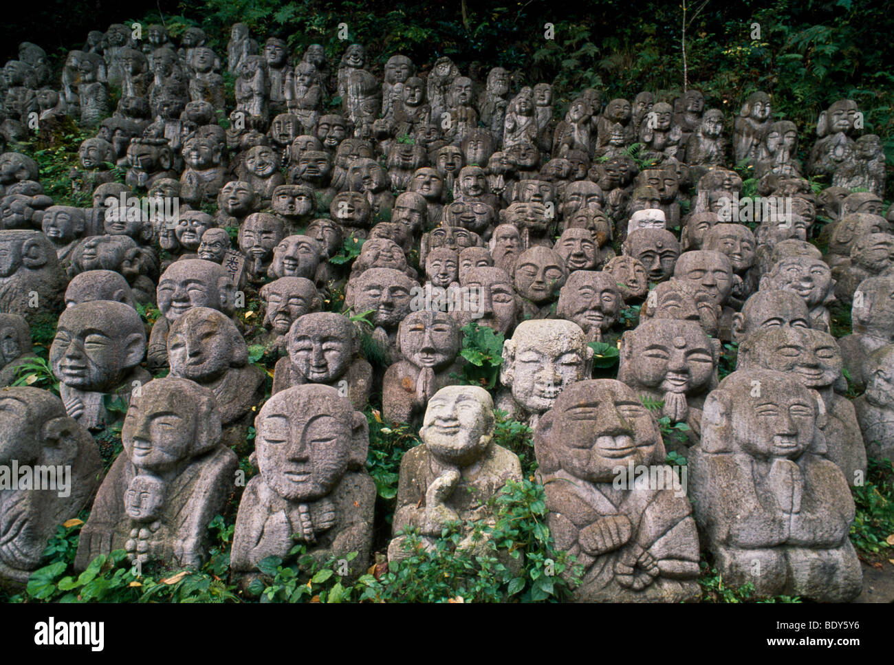 Statue di pietra raggruppate per motivi di Nembutsu Atago-ji (tempio) nel quartiere Sagano, Kyoto, Giappone Foto Stock