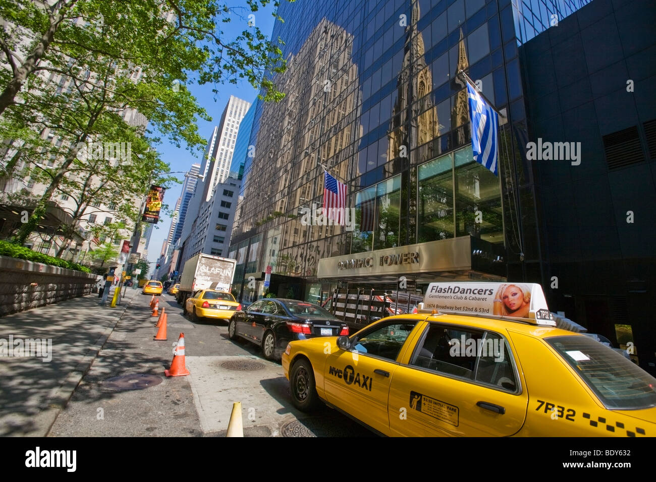 East 51st Street riflessioni di San Patrizio in Windows dell'Olympic Tower, New York Foto Stock