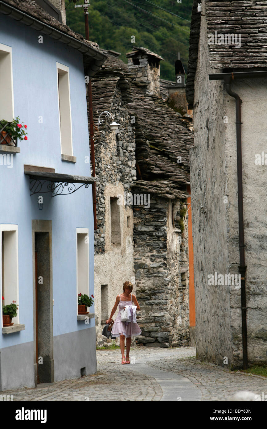 Il centro storico del XVI secolo con facciate colorate e strette stradine, Bignasco, Val Lavizzara, Valle Maggia, T Foto Stock