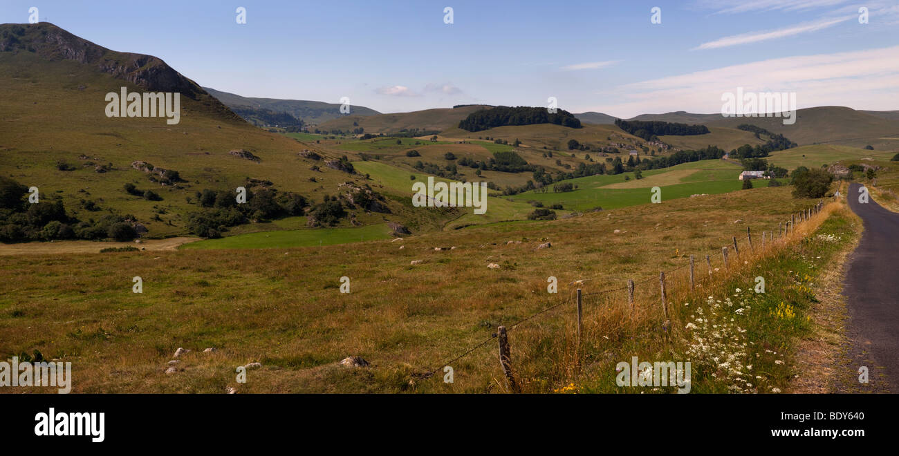 Vista panoramica su alte pianure di pagare de cupola in masstif centrale area della Auvergne, Francia Foto Stock