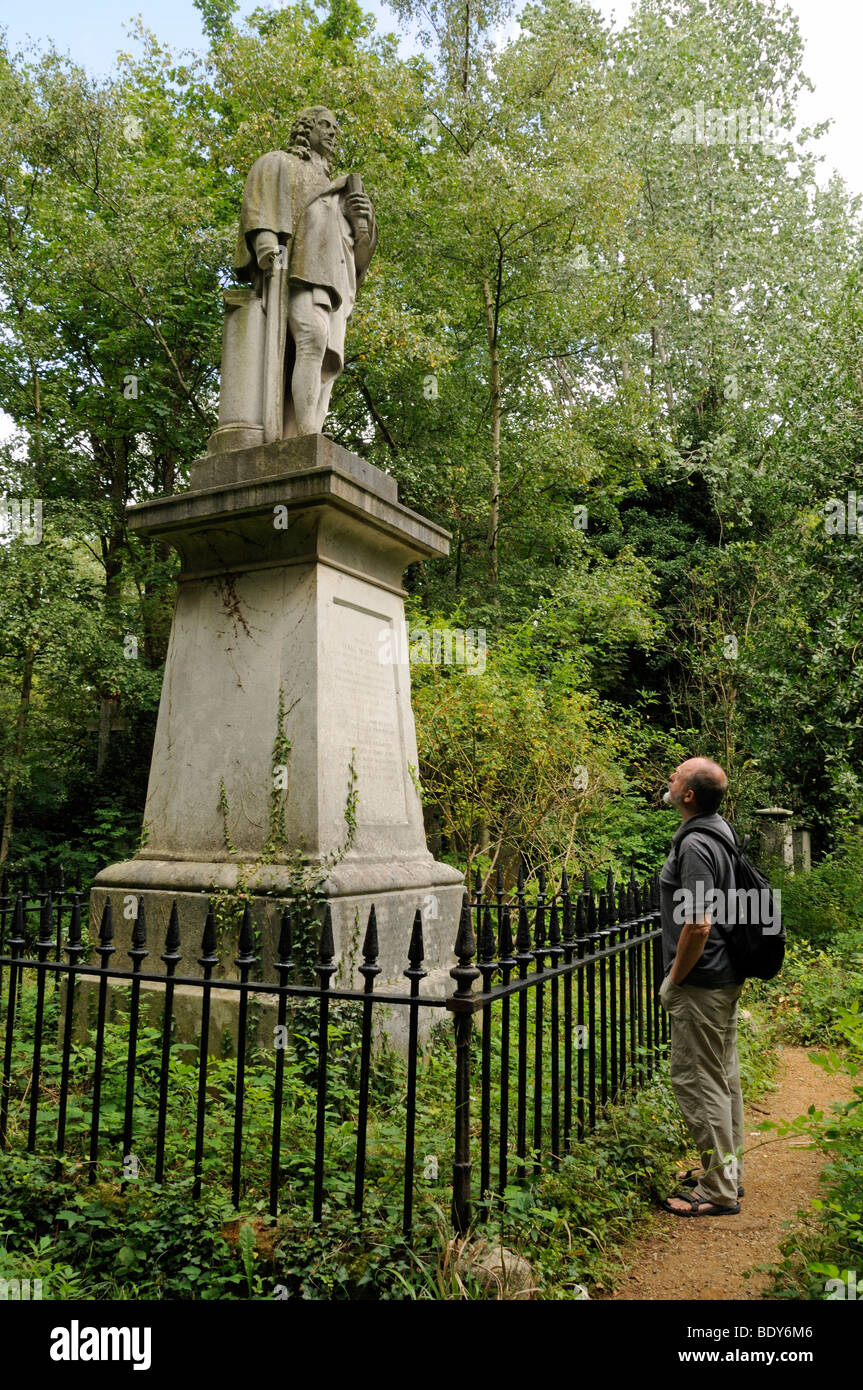 Uomo che guarda Isaac Watts statua di Abney Cimitero Parco Stoke Newington Londra Inghilterra REGNO UNITO Foto Stock