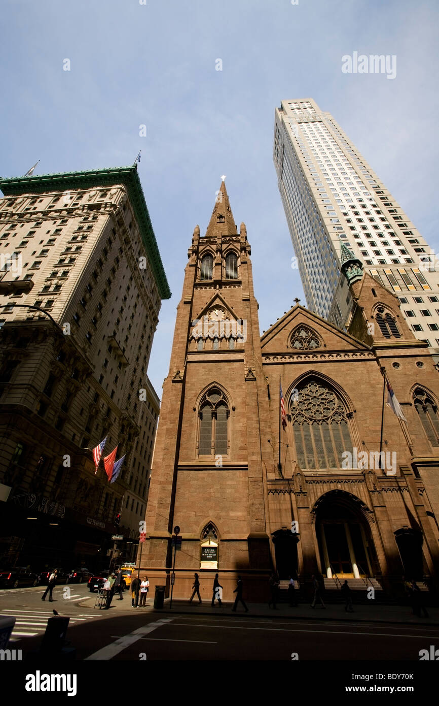 Quinta Avenue, New York, vecchie chiese contrastano contro moderni grattacieli Foto Stock