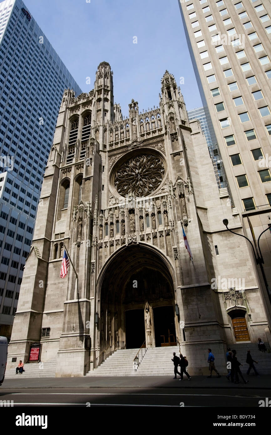 Quinta Avenue, New York, vecchie chiese contrastano contro moderni grattacieli Foto Stock