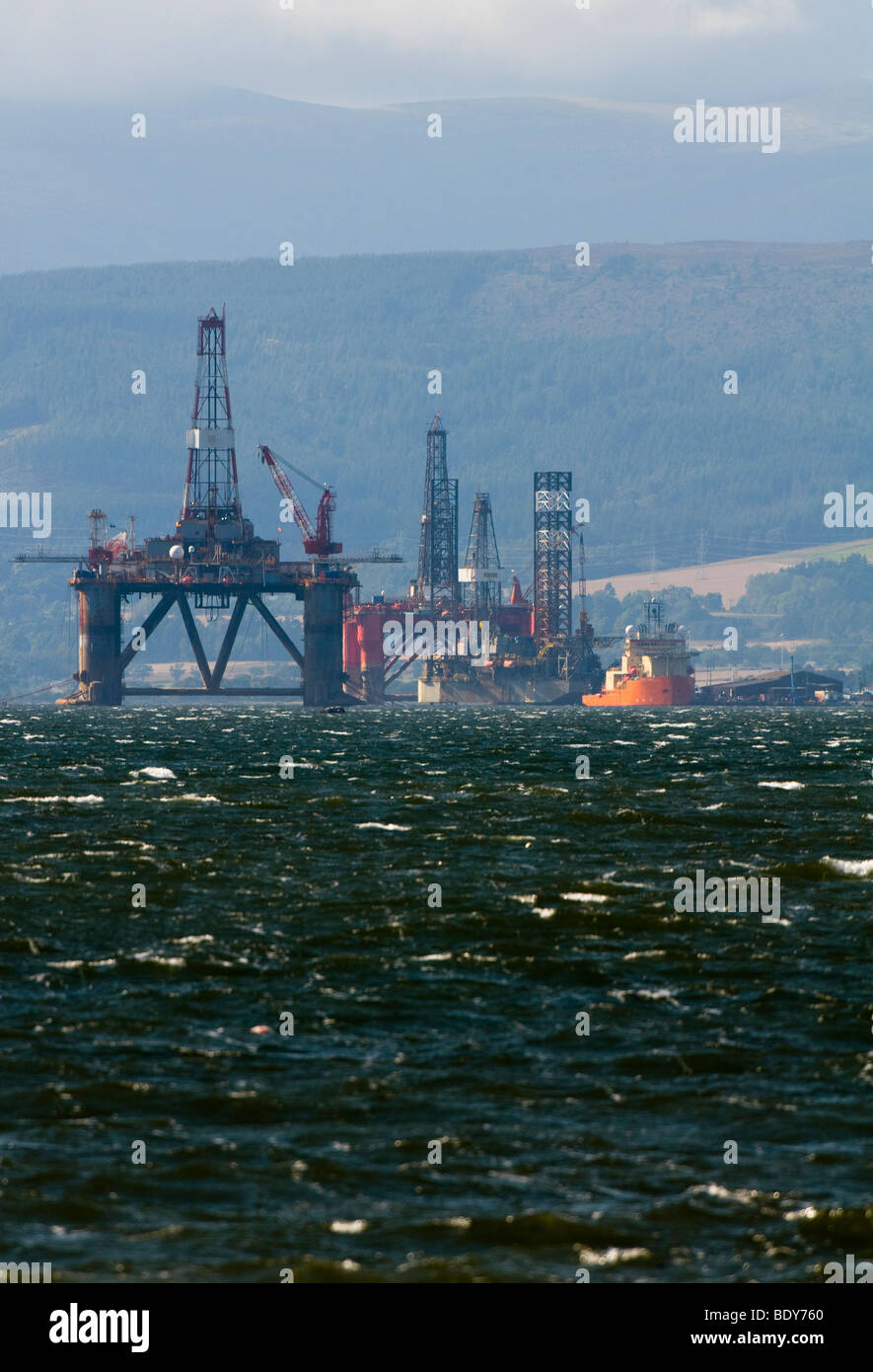 Oil Rig piattaforme in Cromarty Firth vicino a Invergordon Foto Stock