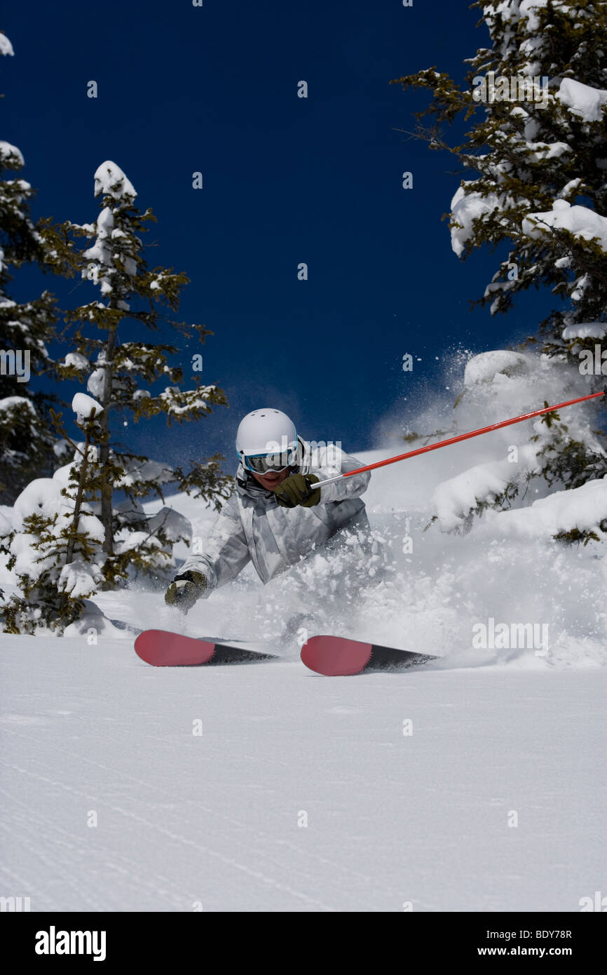 Uomo in bianco e grigio tuta mimetica fuori pista Foto stock - Alamy