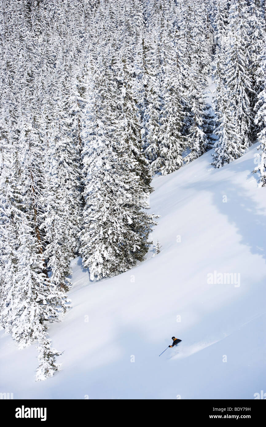 L uomo nel profondo backcountry. Foto Stock