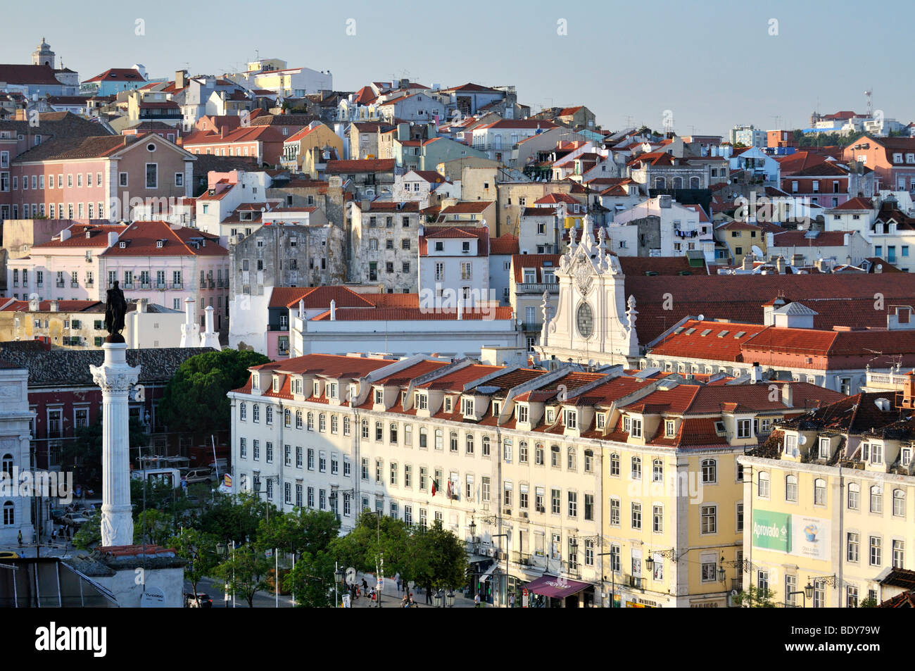 Vista la Praça Rossio dall'Elevador Santa Justa Elevator, quartiere Baixa, Lisbona, Portogallo, Europa Foto Stock