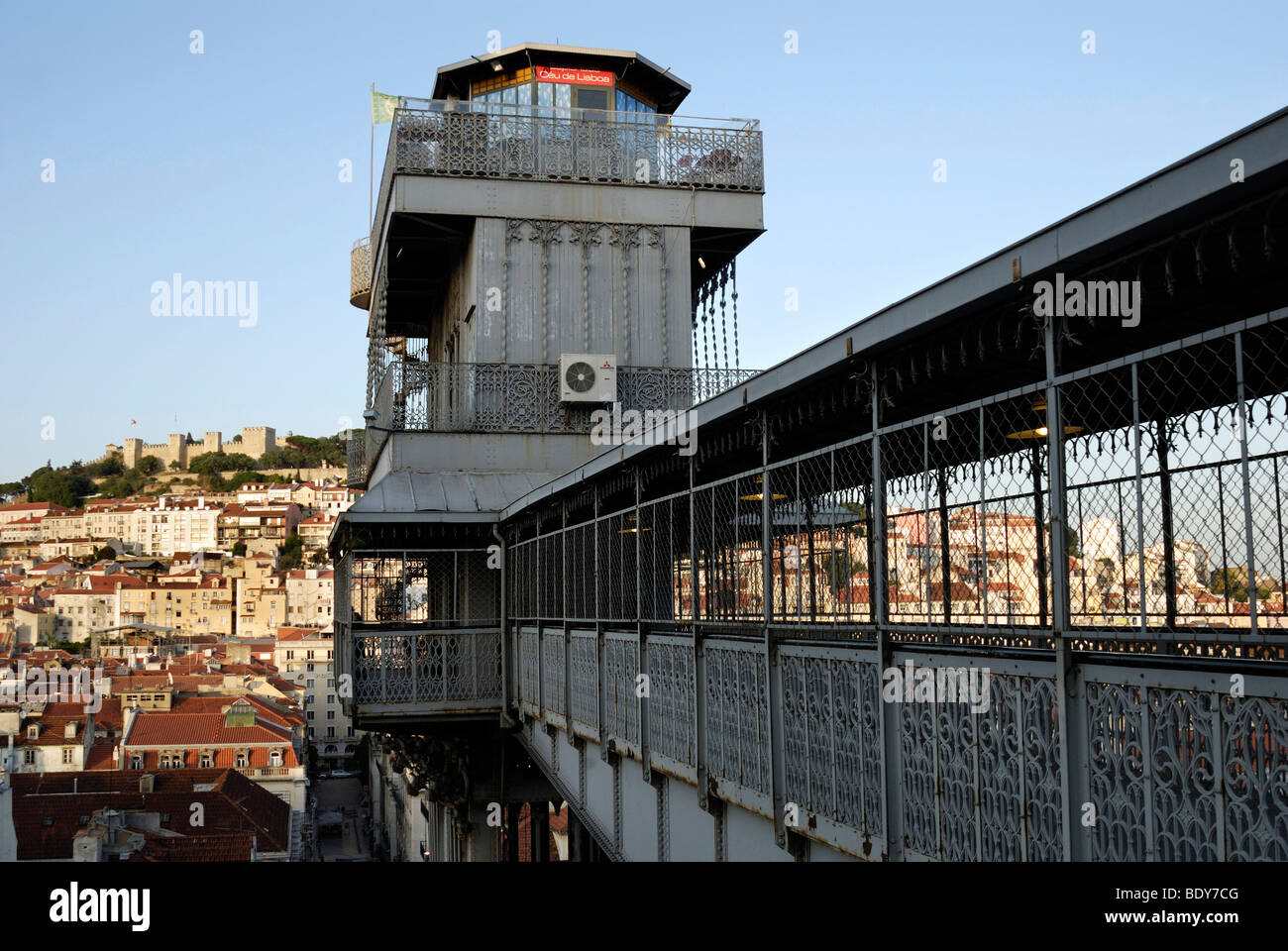 Vista dall'Elevador Santa Justa o Elevador do Carmo ascensore, sul quartiere di Baixa e il Castelo Sao Jorge castello, Moori Foto Stock