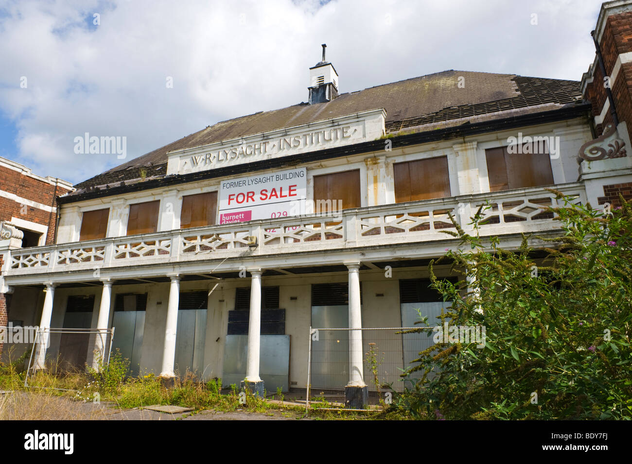 La facciata esterna del abbandonata e in vendita intavolato ex lavoratori siderurgici istituto nella città di Newport South Wales UK Foto Stock