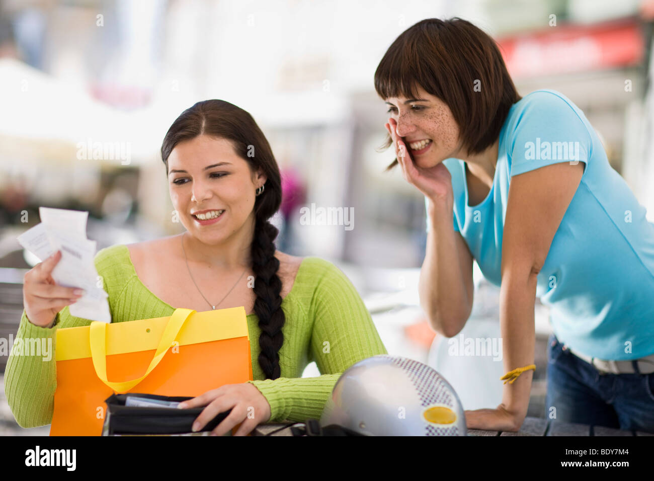 Le donne con shoppingbag e ricevuta Foto Stock