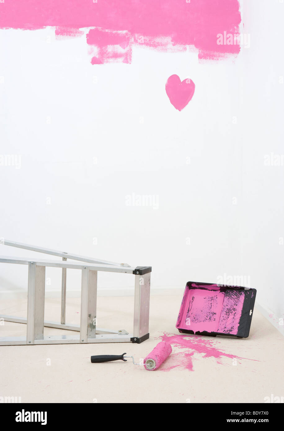 Cuore dipinta sulla parete e fuoriuscita di vernice Foto Stock