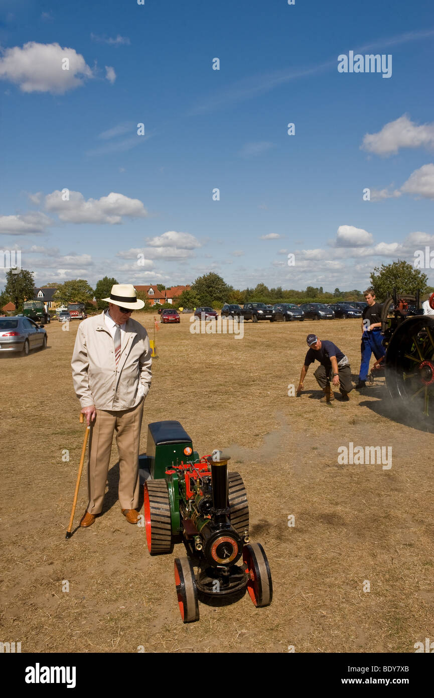 Un uomo di ispezione di un modello in scala del motore di trazione in un paese mostrano in Essex. Foto Stock