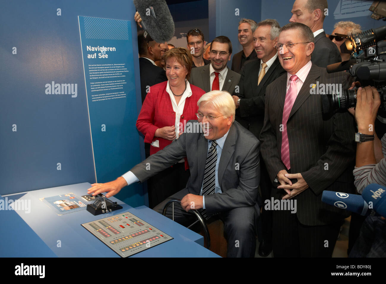 Il Ministro degli esteri tedesco, vicecancelliere e SPD Cancelliere candidato Frank-Walter Steinmeier il funzionamento del simulatore di un cont Foto Stock