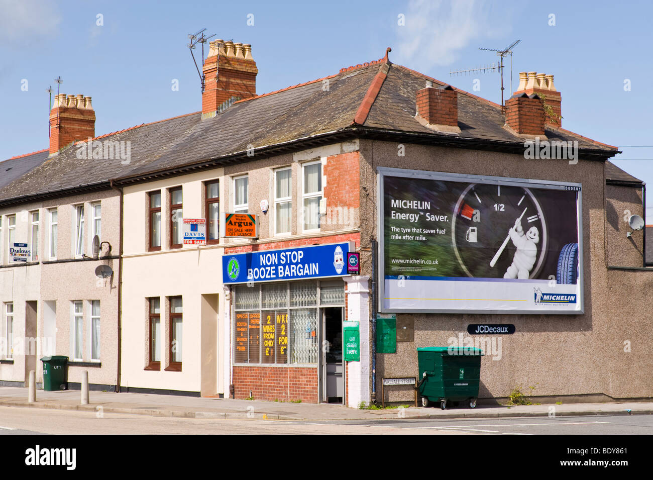 JCDecaux affissioni per pneumatici MICHELIN sulla parete laterale del negozio ad angolo in Newport South Wales UK Foto Stock
