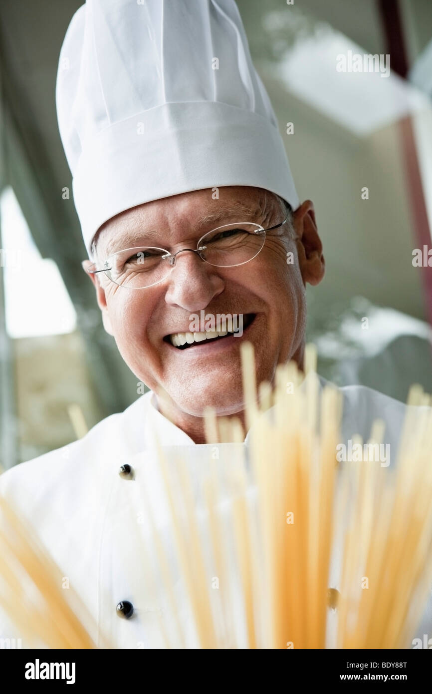 Lo Chef senior con pasta Foto Stock