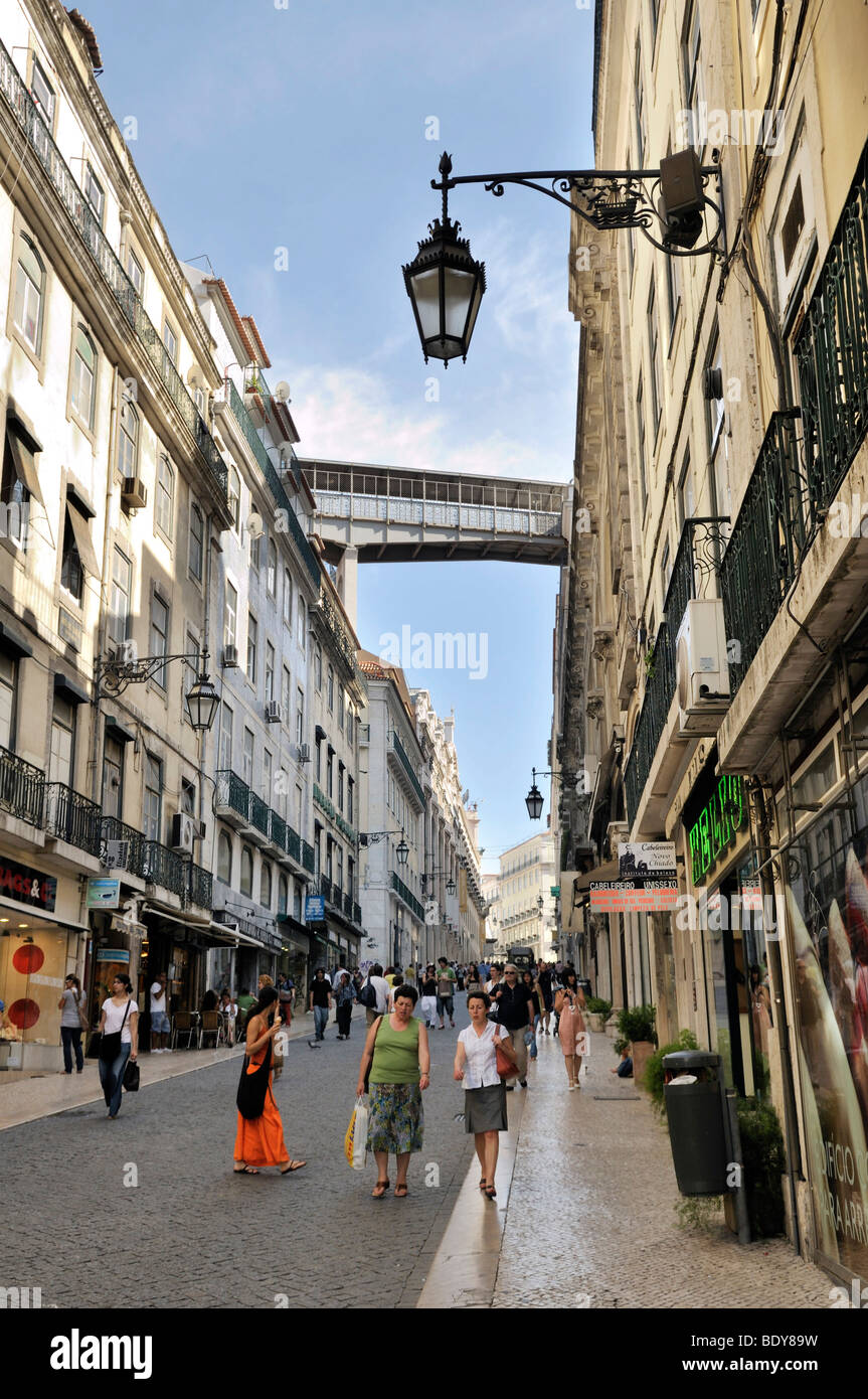 Rua do Carmo, collegando i quartieri Baixa e Chiado, Lisbona, Portogallo, Europa Foto Stock