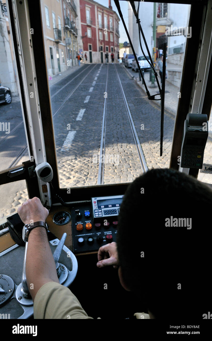 Vista da un tram, il quartiere di Alfama, Lisbona, Portogallo, Europa Foto Stock