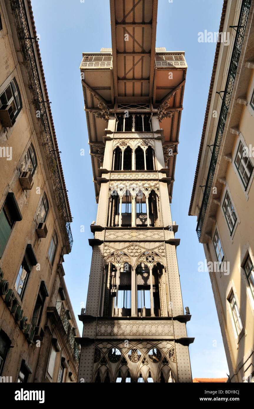 Ascensore, Elevador de Santa Justa o Elevador do Carmo, collegando i quartieri Baixa e Chiado, Lisbona, Portogallo, Europa Foto Stock