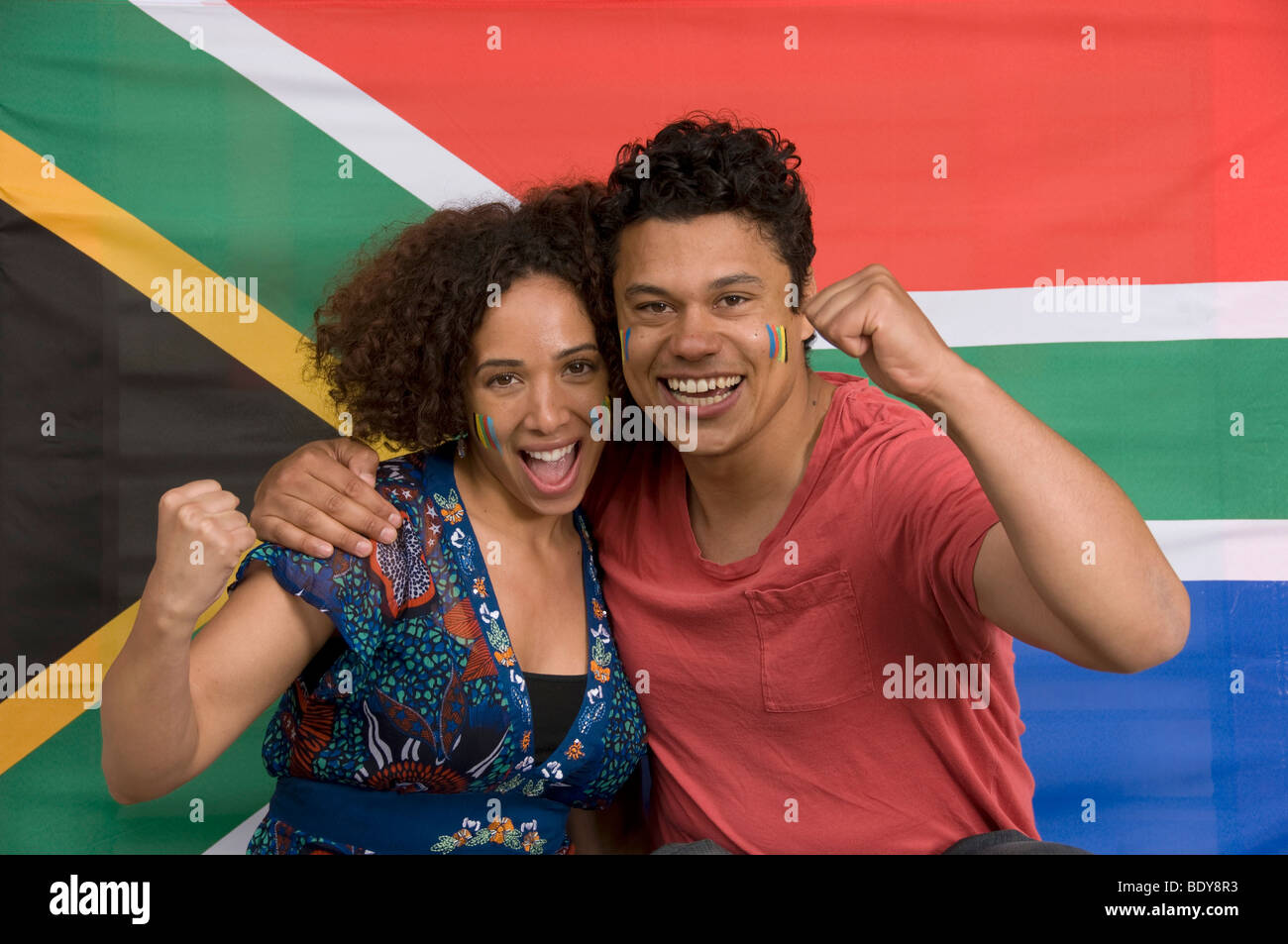 Coppia sorridente con il Sud Africa bandiera Foto Stock