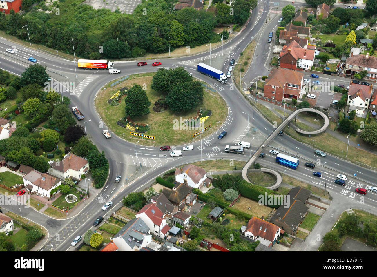 Una fotografia aerea di una tipica giunzione rotonda sulle strade britanniche Foto Stock