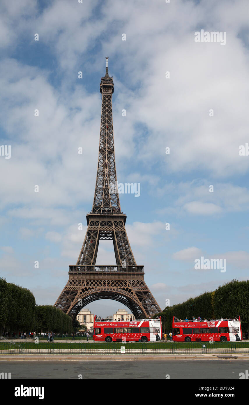 Torre Eiffel contro un cielo blu con due autobus rossi, Parigi, Francia, Europa Foto Stock