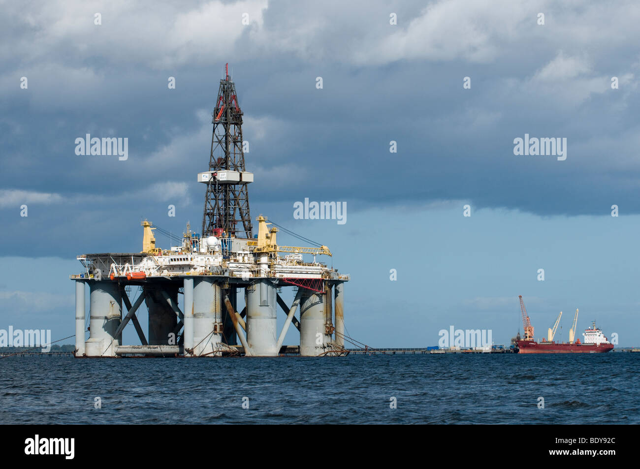 Oil Rig piattaforme in Cromarty Firth vicino a Invergordon Foto Stock