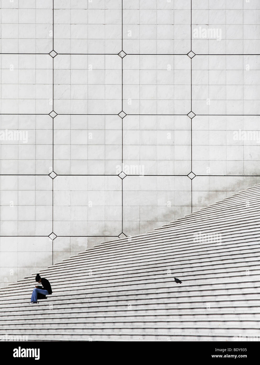 La donna e la colomba su scale, La Grande Arche, La Defense, Parigi, Francia, Europa Foto Stock