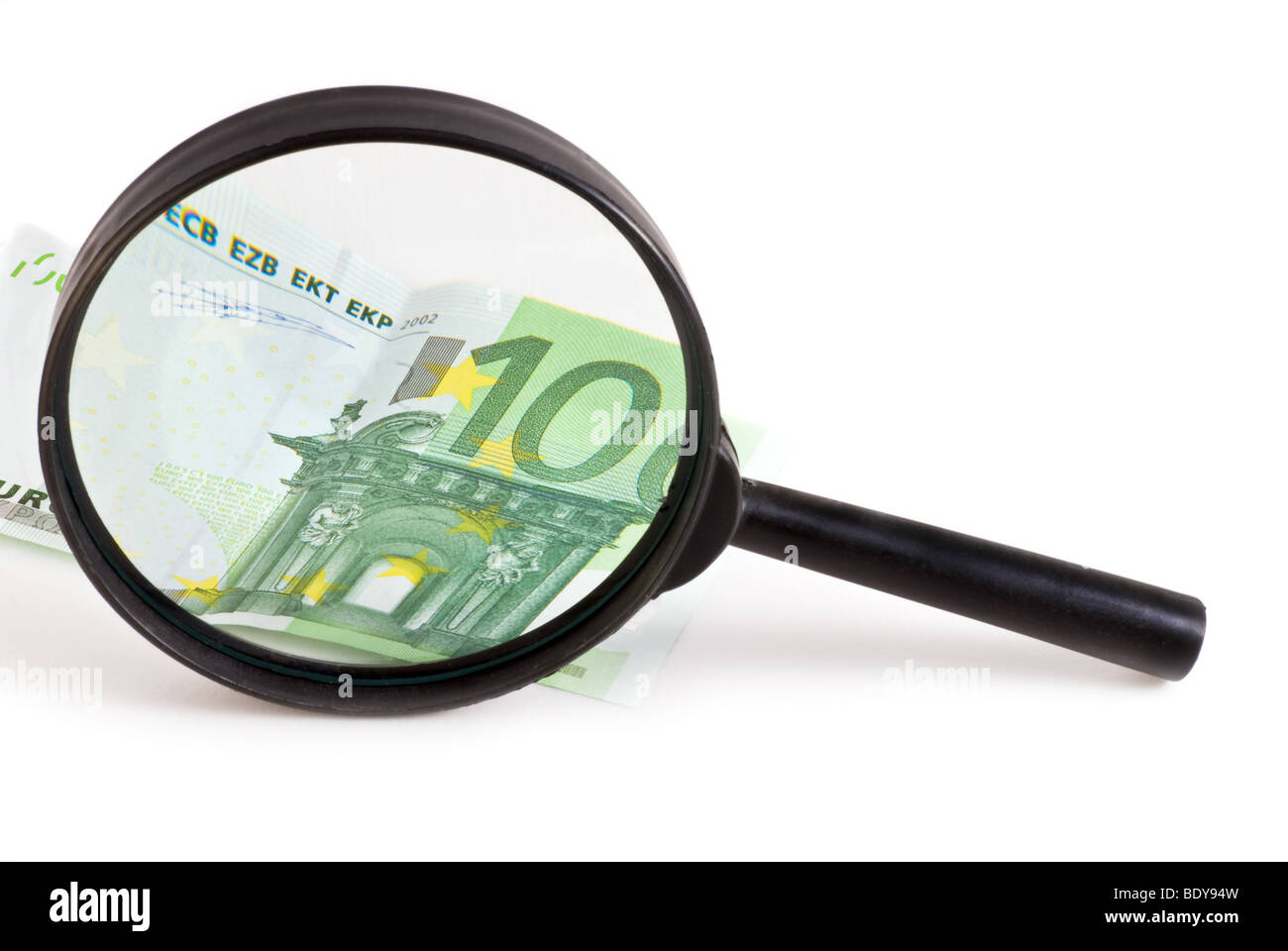 Banconota europea attraverso una lente di ingrandimento. Isolamento su bianco Foto Stock