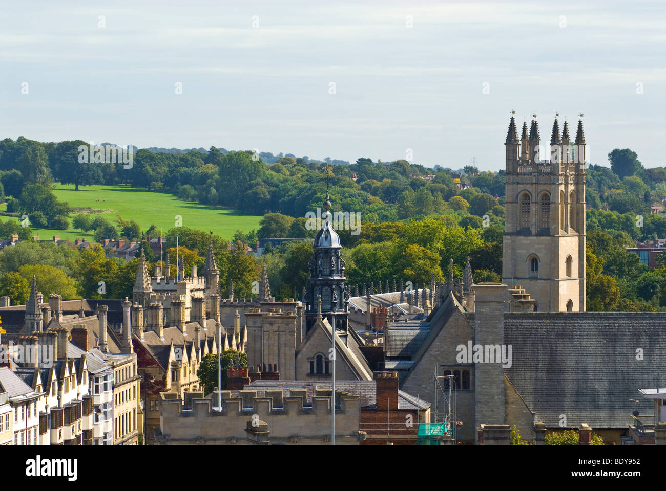 Oxford, Inghilterra. Skyline della città con il High Street, Magdalen College e la torre, e parchi del sud in background Foto Stock