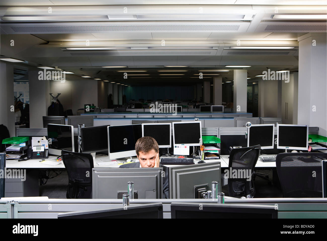 Un uomo d'affari lavora fino a tardi Foto Stock