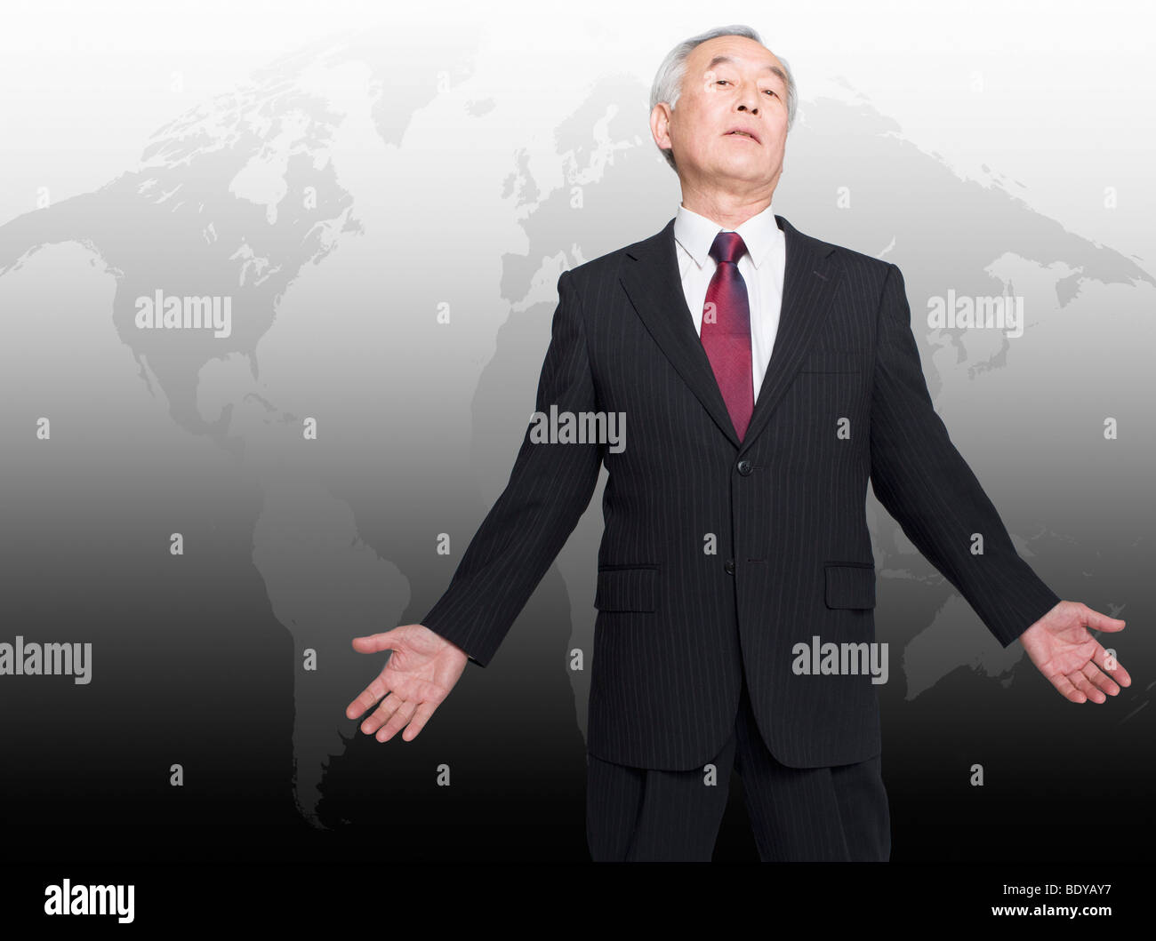 Uomo asiatico in piedi nella parte anteriore della mappa del mondo Foto Stock