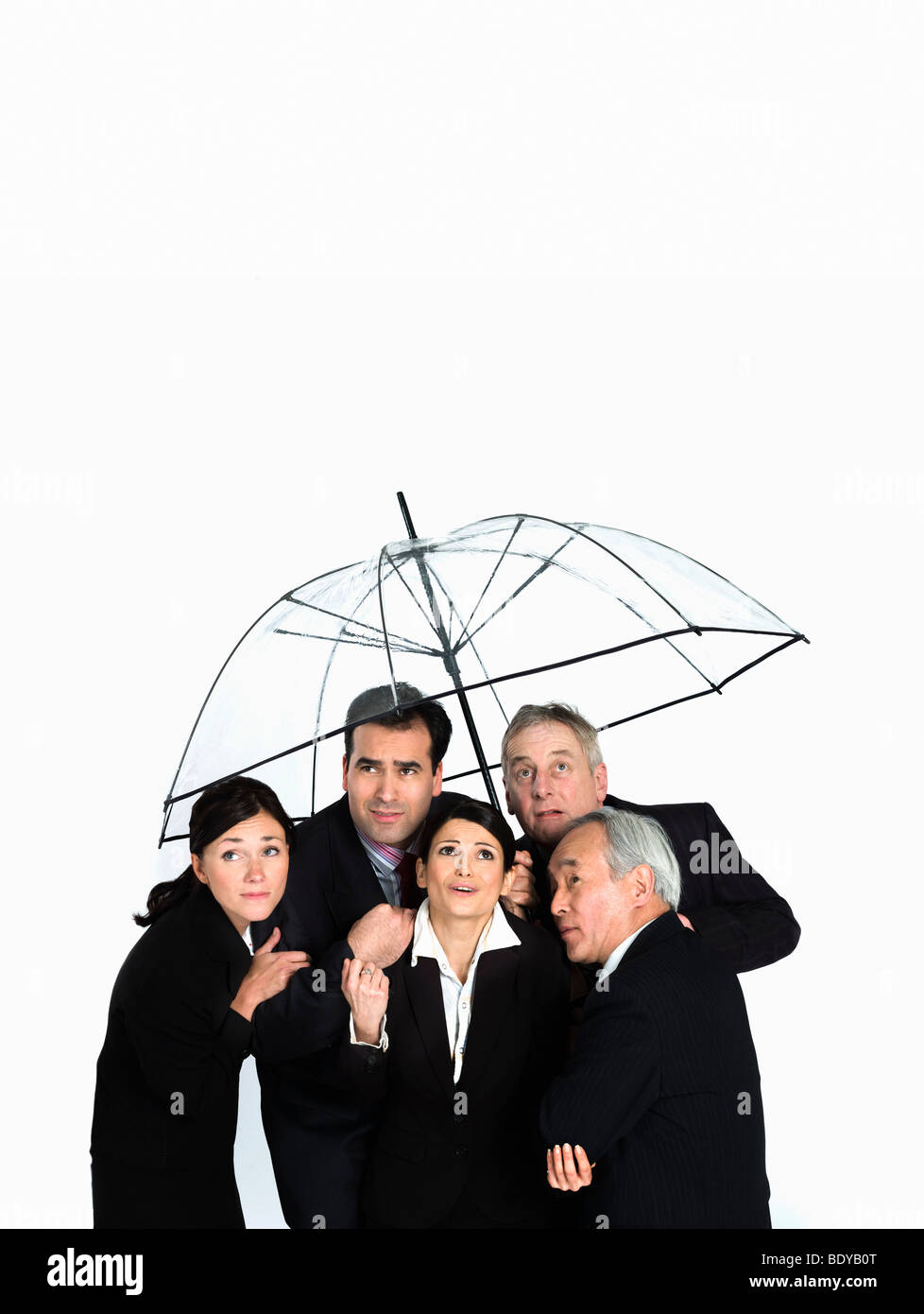 Un gruppo di imprese sotto un ombrello trasparente Foto Stock