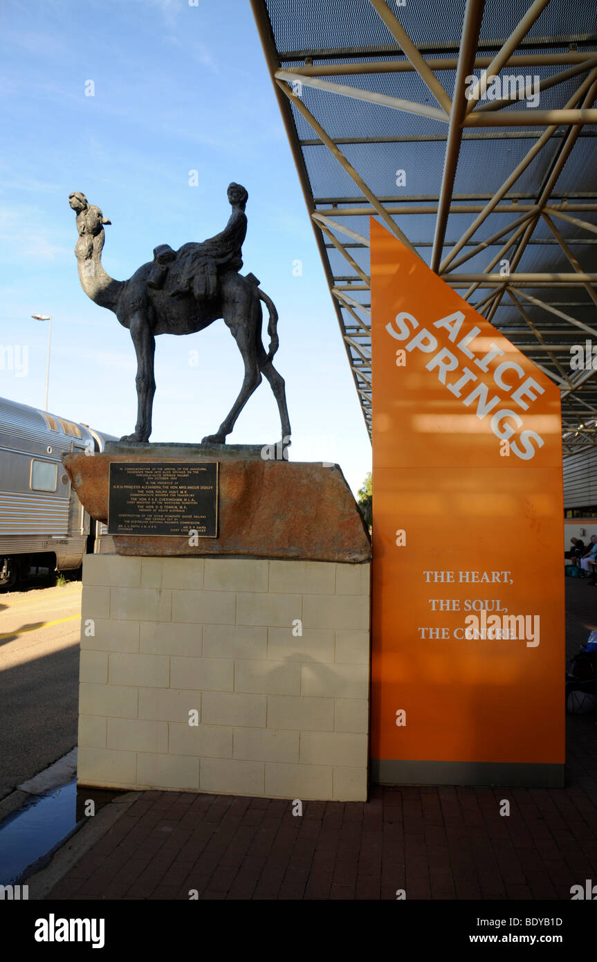 Una statua del Afgan il cammello e il ciclista ad Alice Springs stazione ferroviaria nel Territorio del Nord in Australia Foto Stock