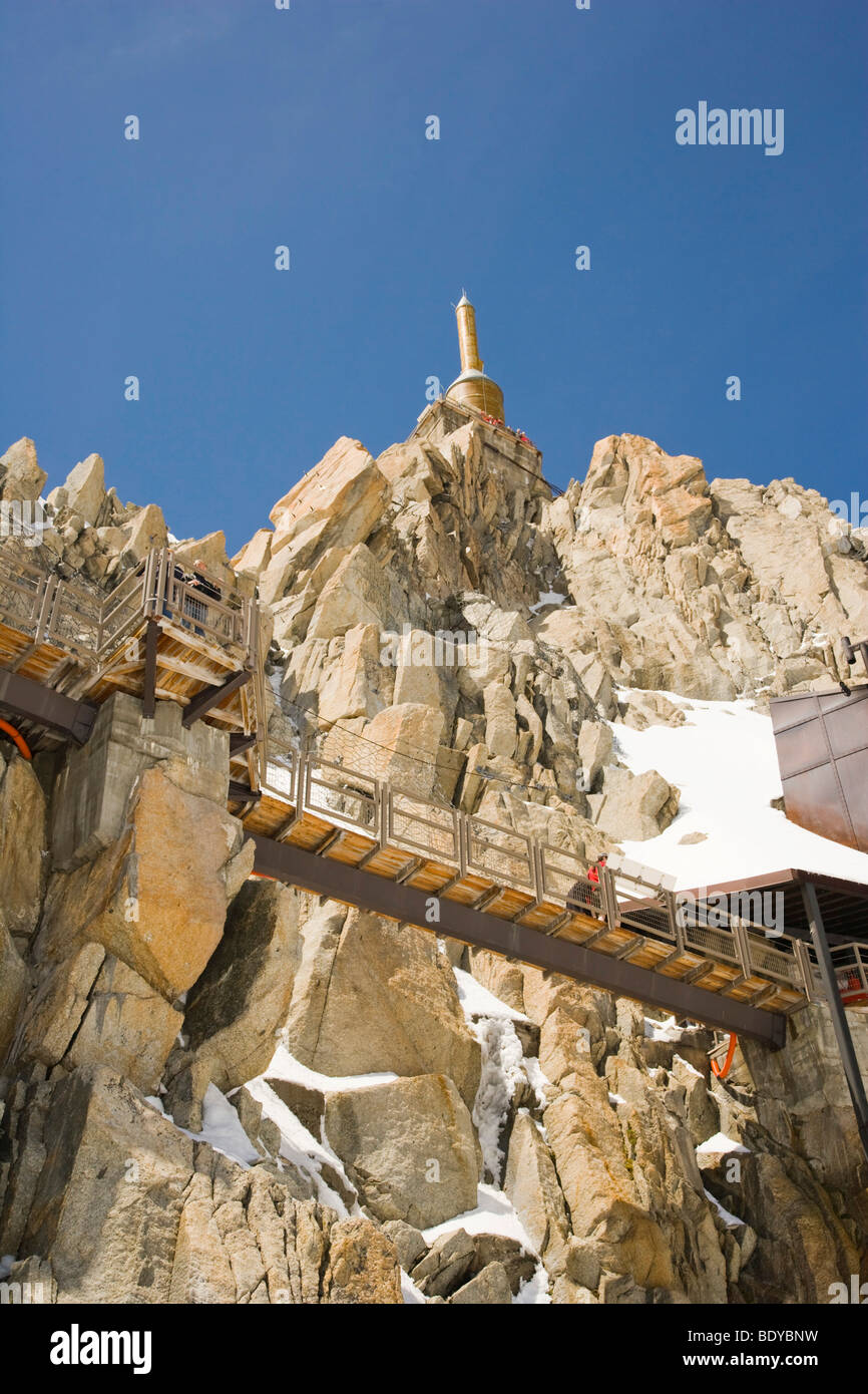 Terrazza inferiore e vertice torre in cima dell'Aiguille du Midi, Chamonix Mont Blanc Massif, alpi, Francia, Europa Foto Stock