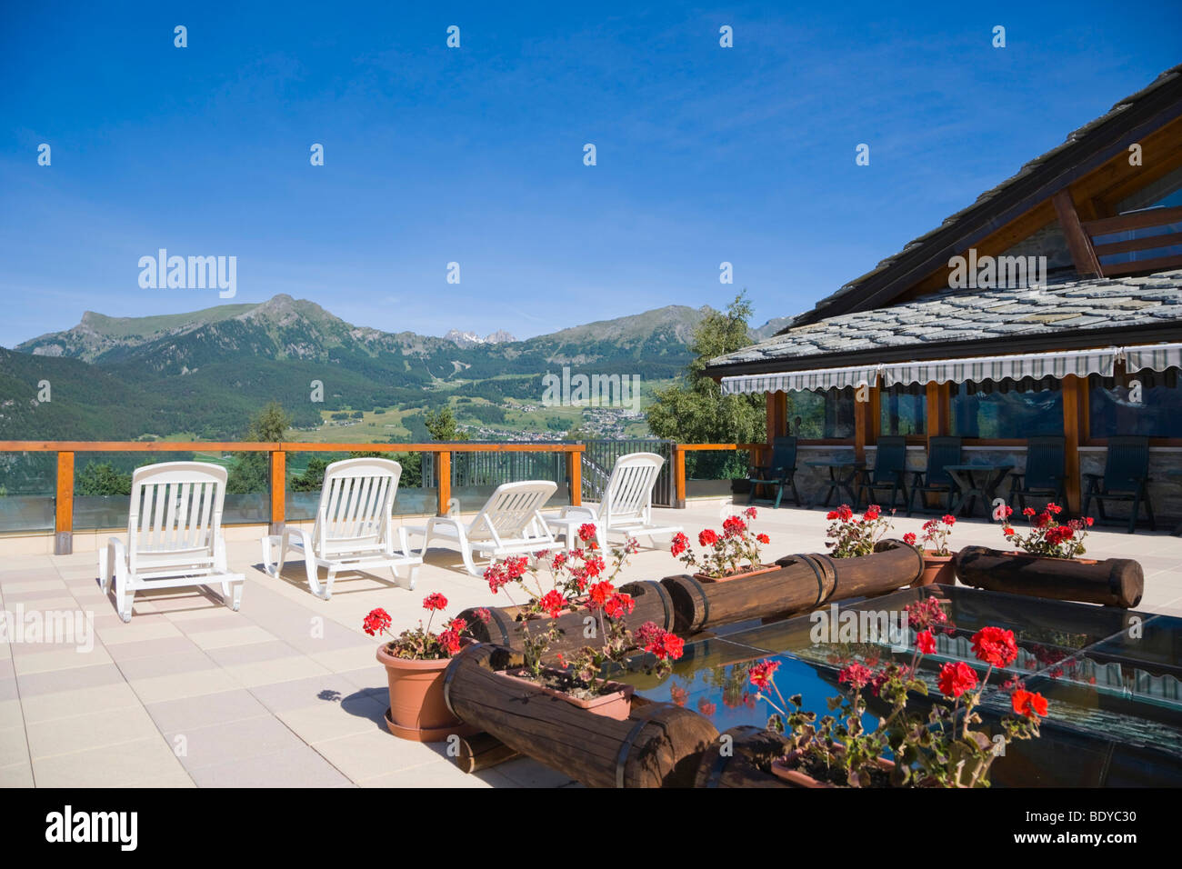 Vista sulle montagne dalla terrazza del Dalai Lama Village Camping Club, Chatillon, Cervino Valle, Valle d'Aosta, Valle d'Aosta, Alp Foto Stock