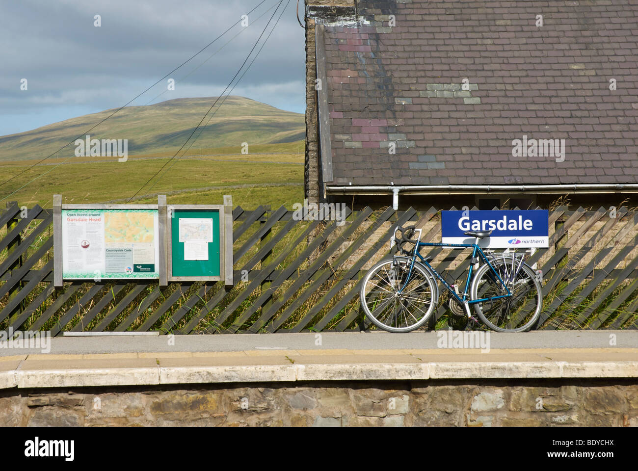 Bicicletta sulla piattaforma della stazione Garsdale, sulla linea Settle-Carlisle, Yorkshire Dales National Park, North Yorkshire, Inghilterra, Regno Unito Foto Stock