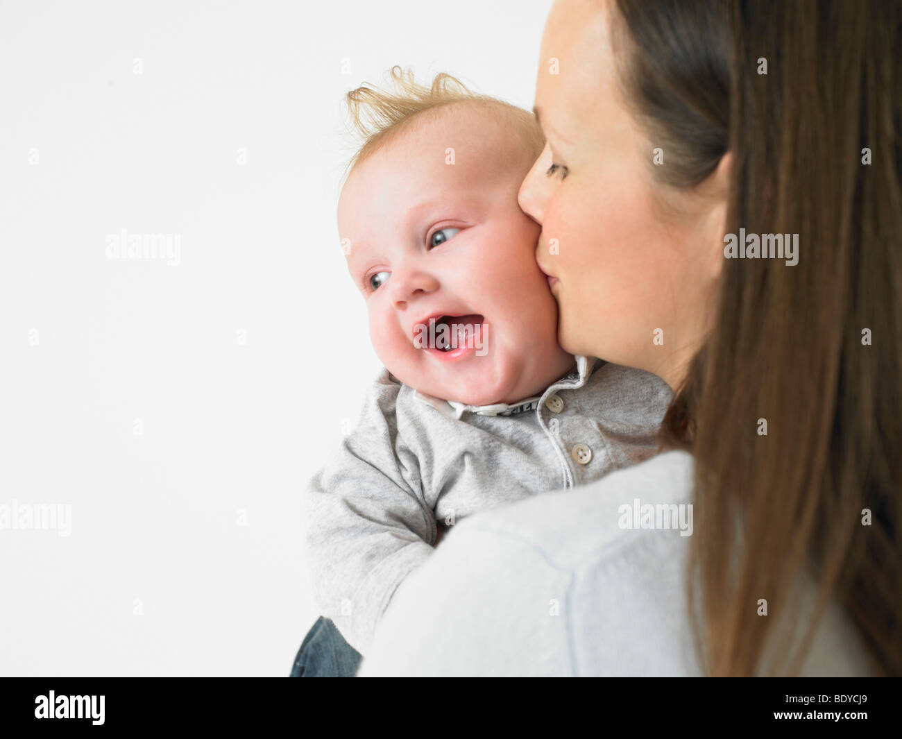 Madre kissing baby Foto Stock