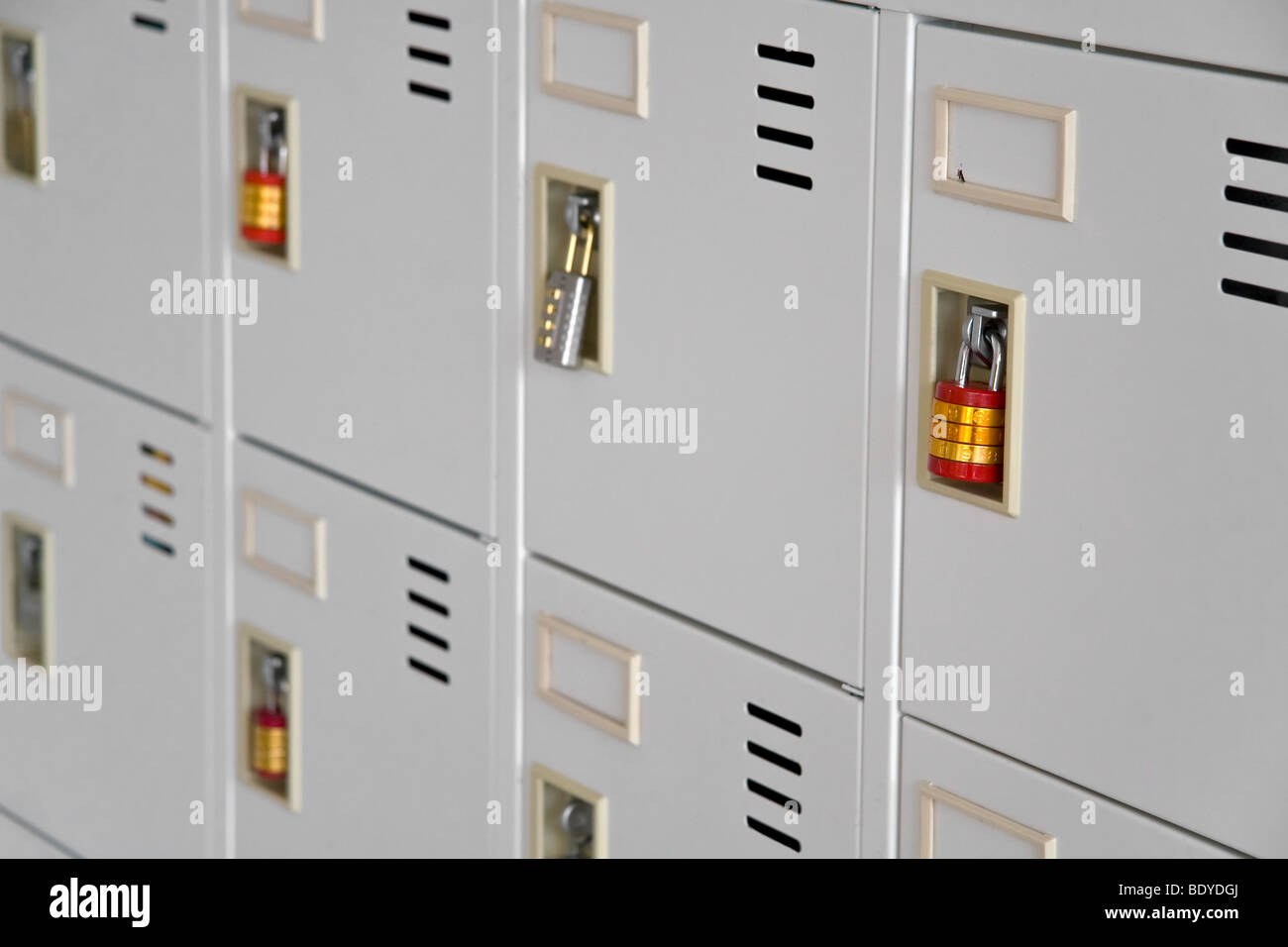 Gli armadietti di scuola con lucchetti a combinazione Foto stock - Alamy