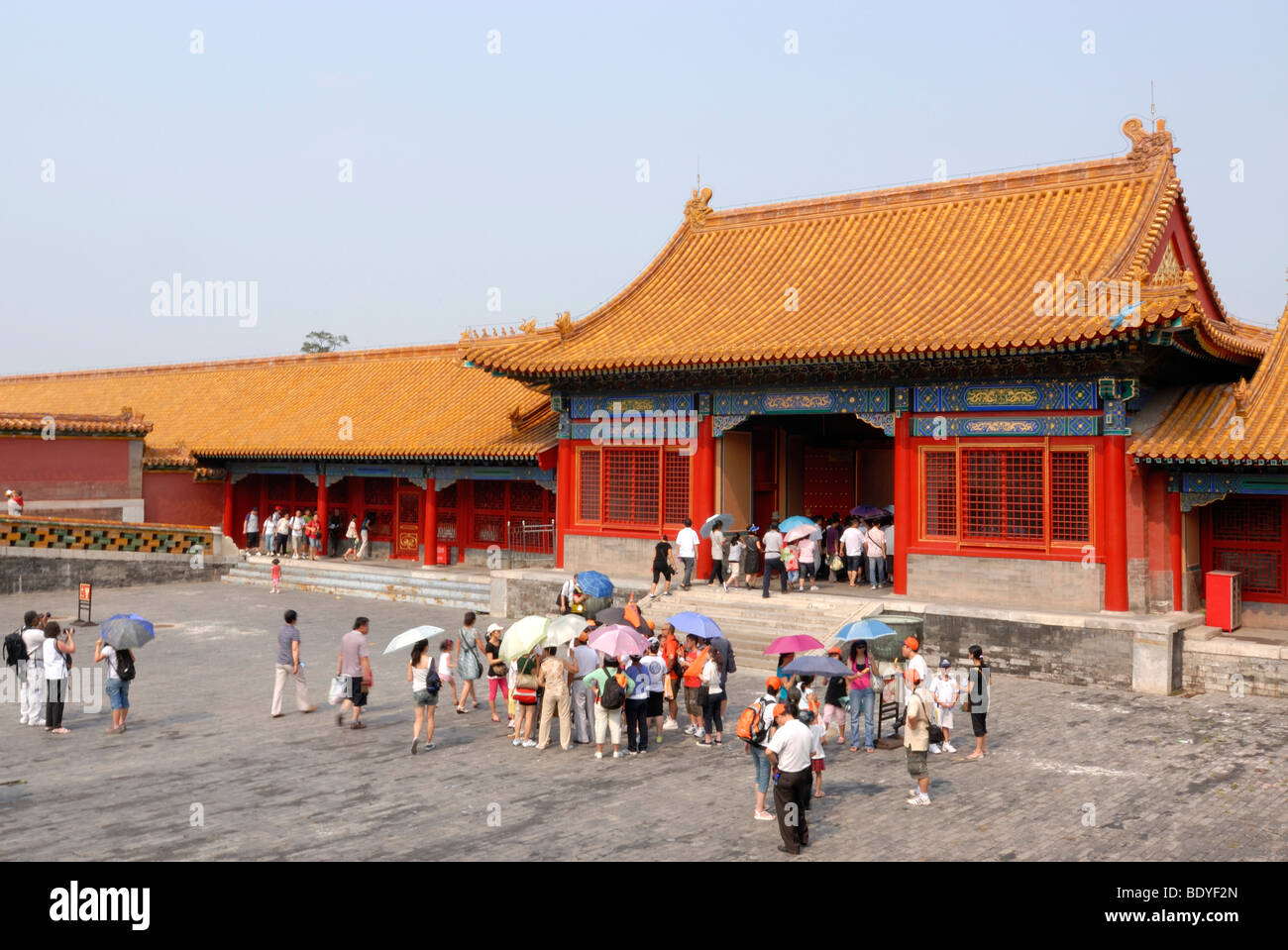 Visitatori, turisti in piedi di fronte a un cancello cinese, la Città Proibita e il Palazzo Imperiale a Pechino, Cina, Asia Foto Stock