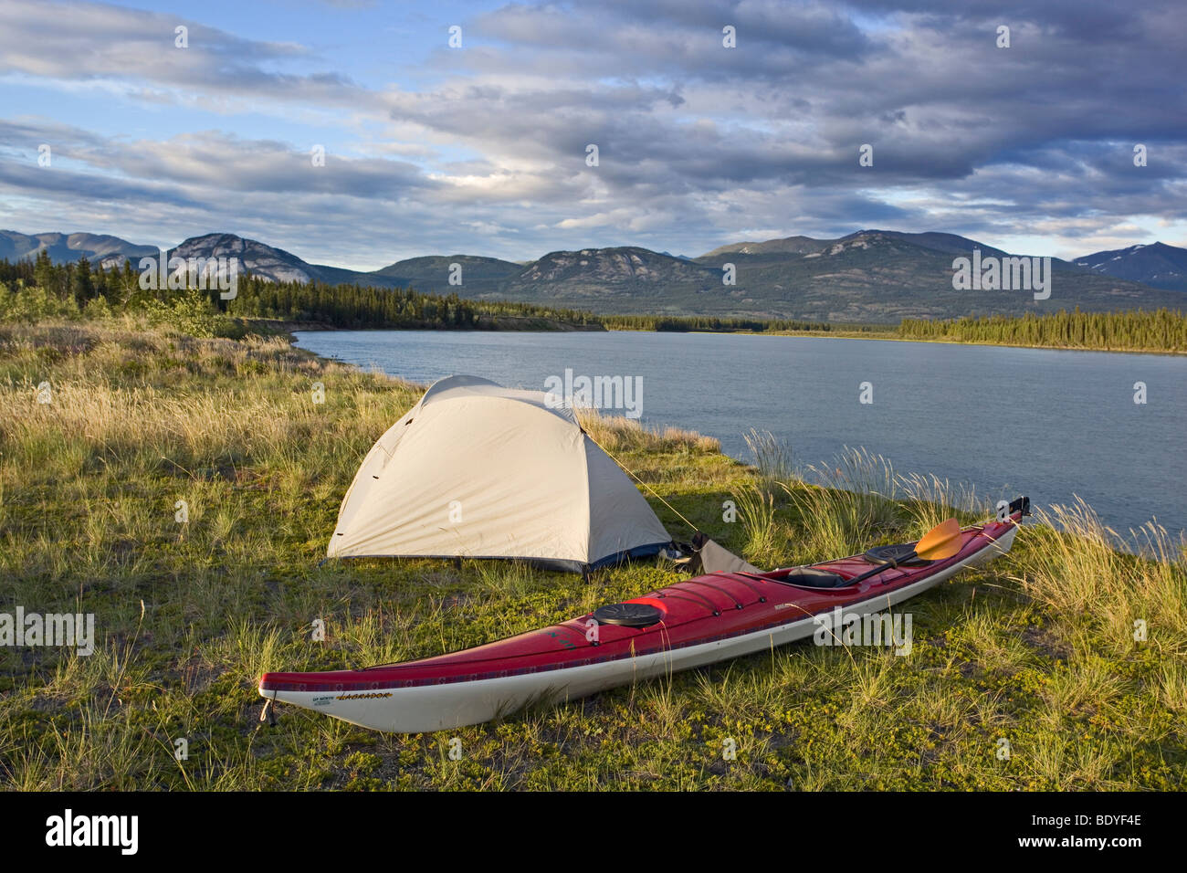 Tenda, kayak di mare sulla riva, sera, camping, fiume di Yukon, Yukon Territory, Canada Foto Stock