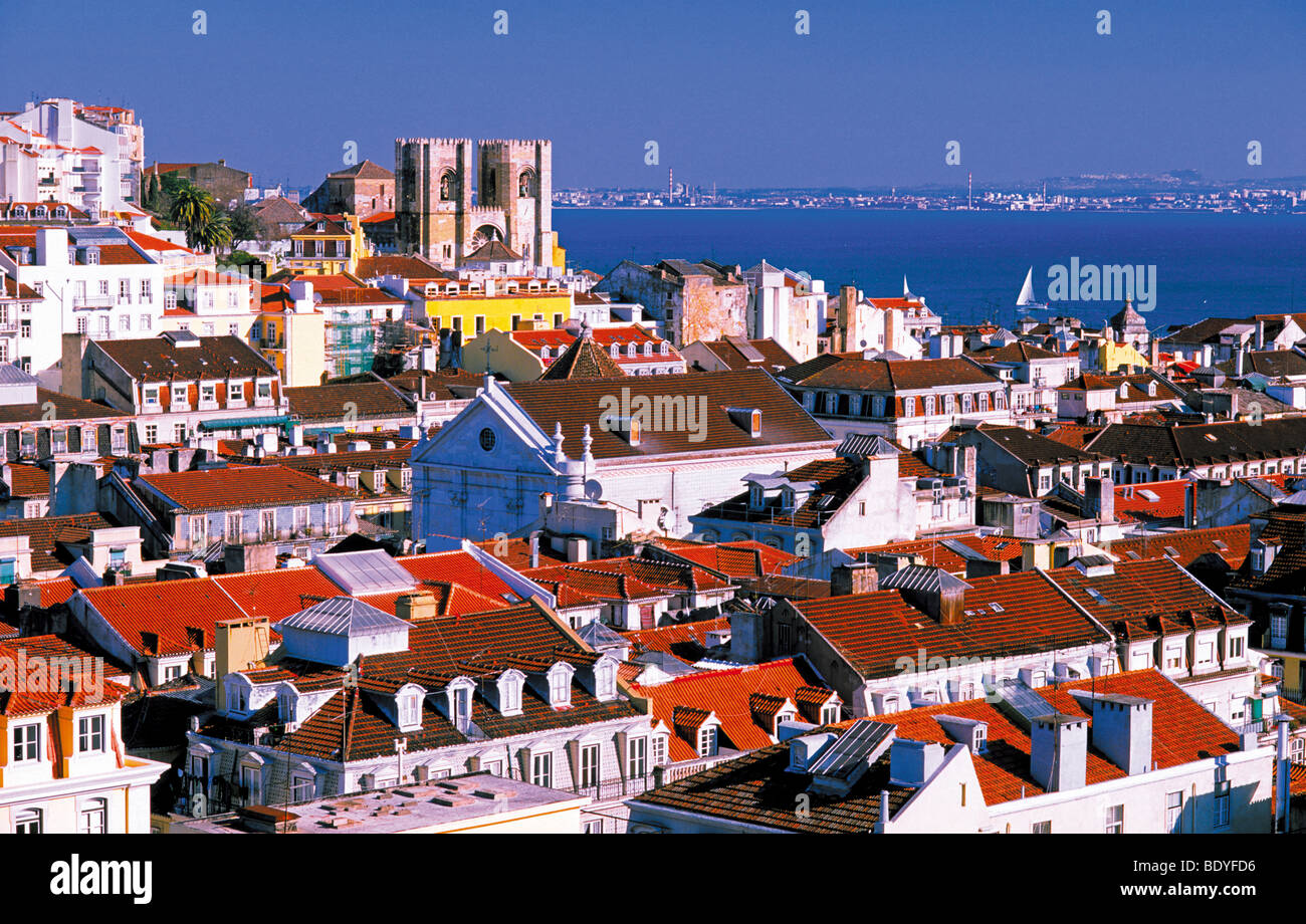 Il portogallo Lisbona: vista dall'ascensore Santa Justo su Lisbona tetti e il fiume Tago Foto Stock