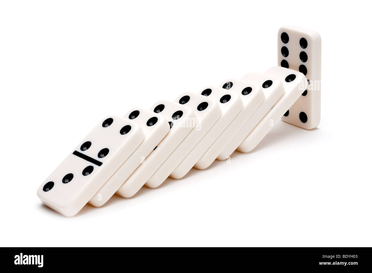L'immagine orizzontale di caduta di domino su bianco Foto Stock