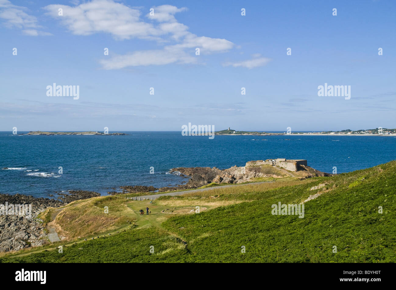 dh Pezeries Point TORTEVAL GUERNSEY coppia a Table des Pions e Fort Pezeries Les Pezeries Rocquaine Bay costa Foto Stock dh Pezeries Point TORTEVAL GUERNSEY coppia a Table des Pions e Fort Pezeries Les Pezeries Rocquaine Bay costa Foto Stock