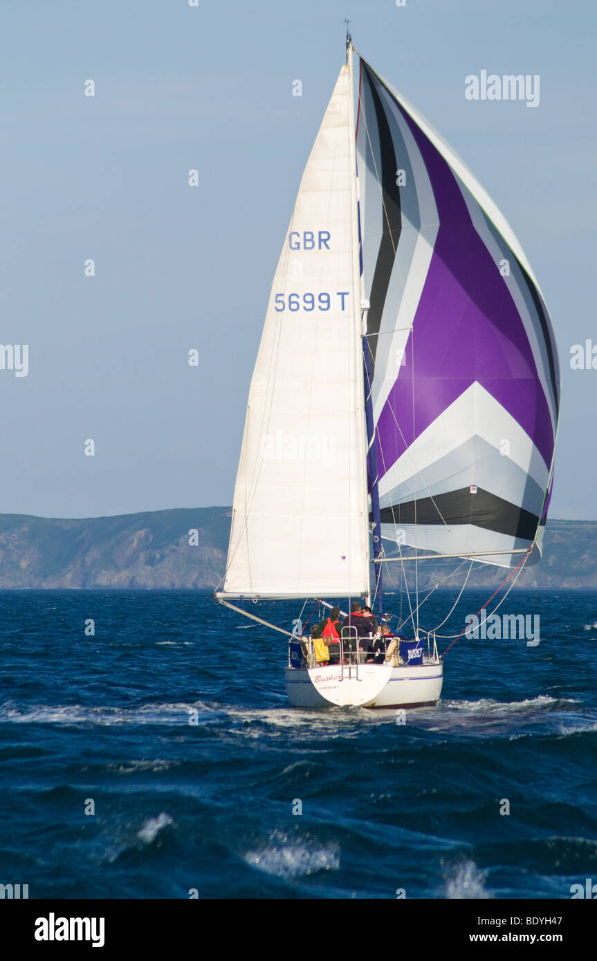 Dh Isole del Canale vela yachting GUERNSEY Busker yacht a vela di Herm off isola in barca a vela barca mare in corso Foto Stock