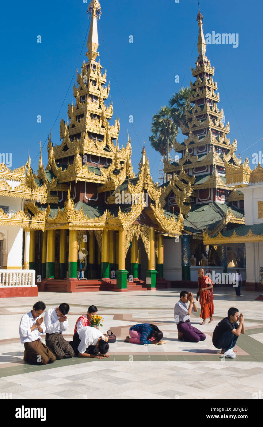 Popolo birmano pregando davanti della Shwedagon pagoda, tempio, Rangoon, Yangon, birmania, myanmar, Asia Foto Stock