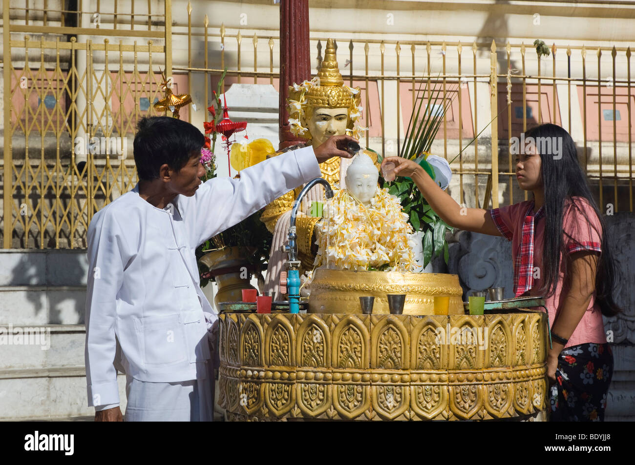 Popolo birmano sacrificare nella parte anteriore della Shwedagon pagoda, tempio buddista, Rangoon, Yangon, Birmania, birmania, myanmar, Asia Foto Stock